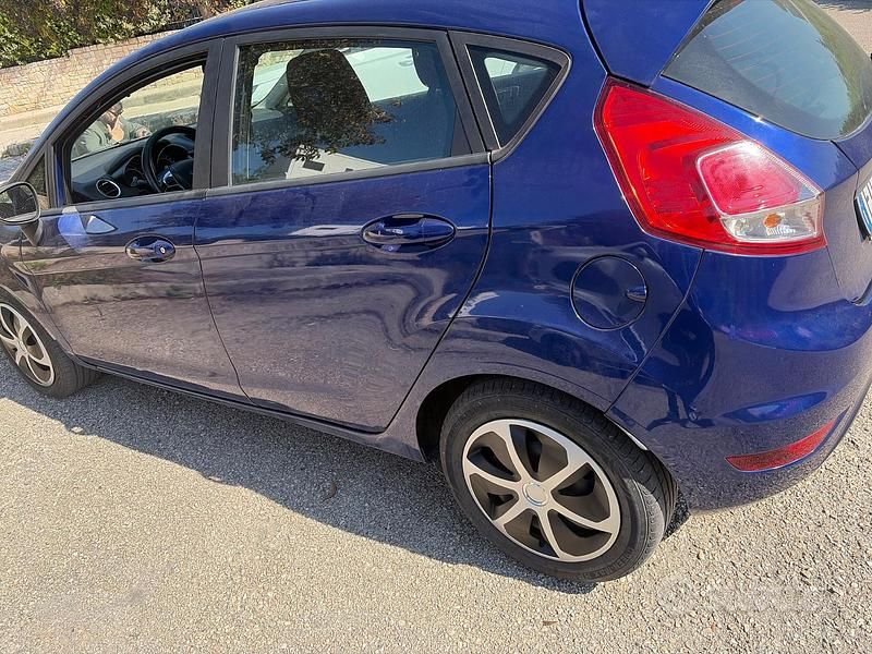 Usata Ford Fiesta 75 CV (55 kW) 2016 Blu Utilitaria
