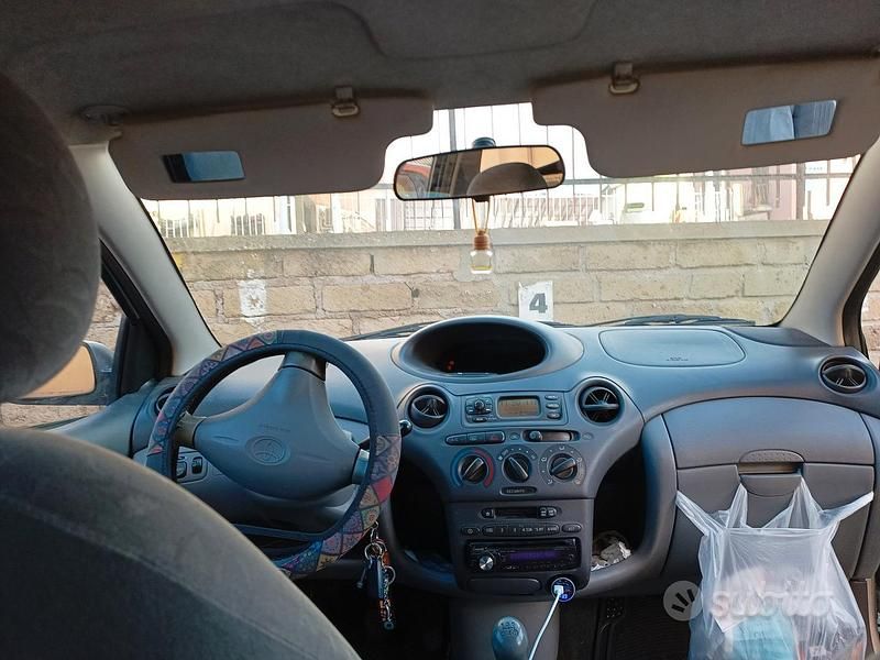 Usata Toyota Yaris Sol 68 CV (50 kW) 1999 Grigio Berlina