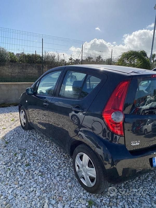 Usata Opel Agila Enjoy 65 CV (47 kW) 2010 Viola Berlina
