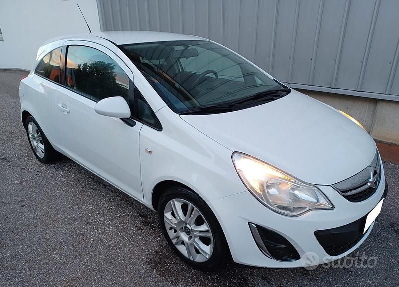 Usata Opel Corsa 86 CV (63 kW) 2011 Bianco Berlina