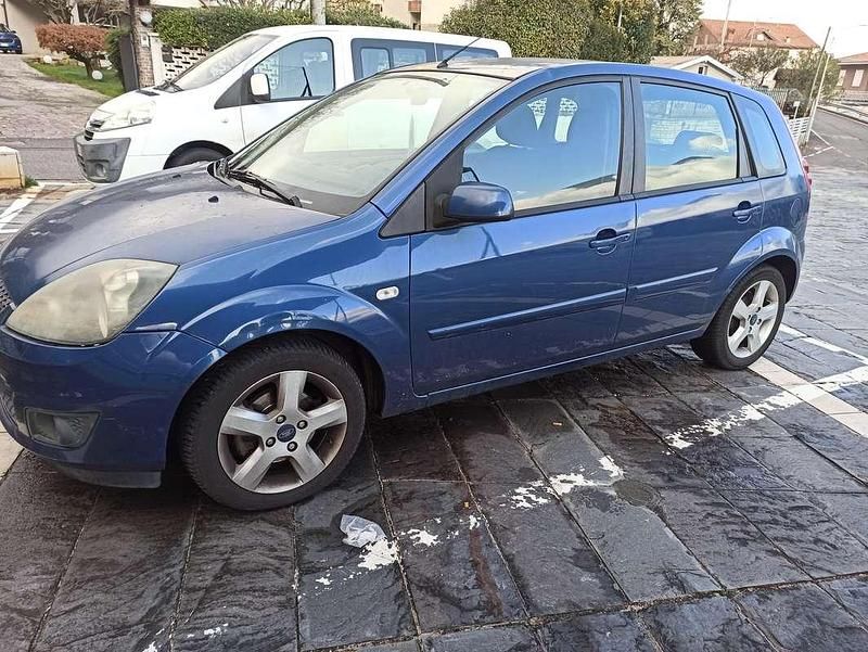 Usata Ford Fiesta Ghia 68 CV (50 kW) 2007 Blu Berlina