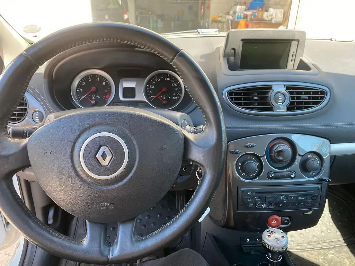 Usata Renault Clio Dynamique 75 CV (55 kW) 2011 Bianco Utilitaria