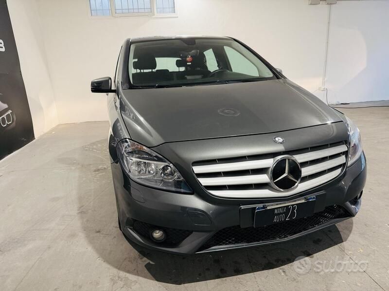 Usata Mercedes B180 Executive 109 CV (80 kW) 2015 Grigio Monovolume