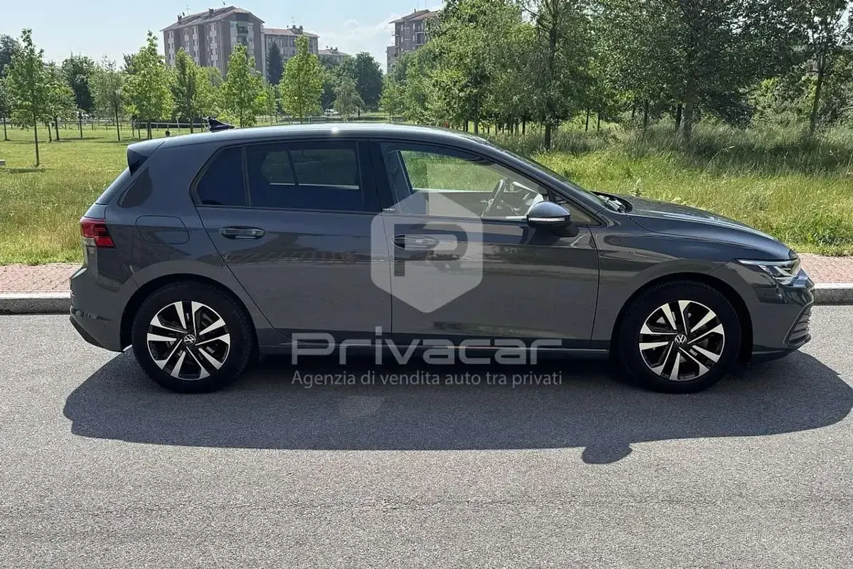 Usata VW Golf VIII Life 116 CV (85 kW) 2021 Grigio Utilitaria
