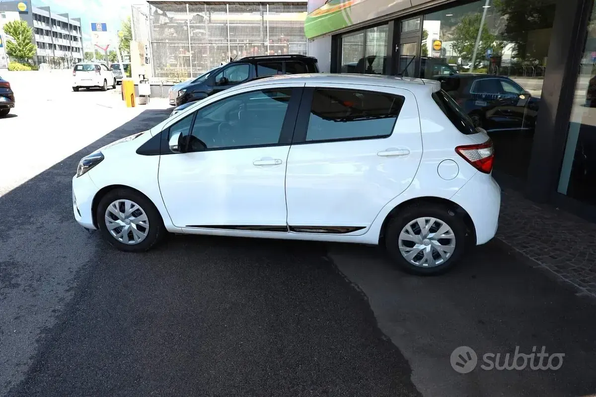 Usata Toyota Yaris Active 69 CV (50 kW) 2017 Bianco Berlina