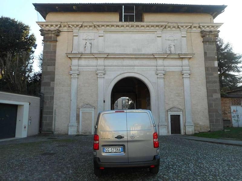 Usata Opel Vivaro Enjoy 122 CV (89 kW) 2021 Argento Monovolume