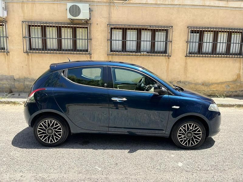 Usata 2015 Lancia Ypsilon Due volumi | 6600 € (Ottimo prezzo) - Immagine 1/4
