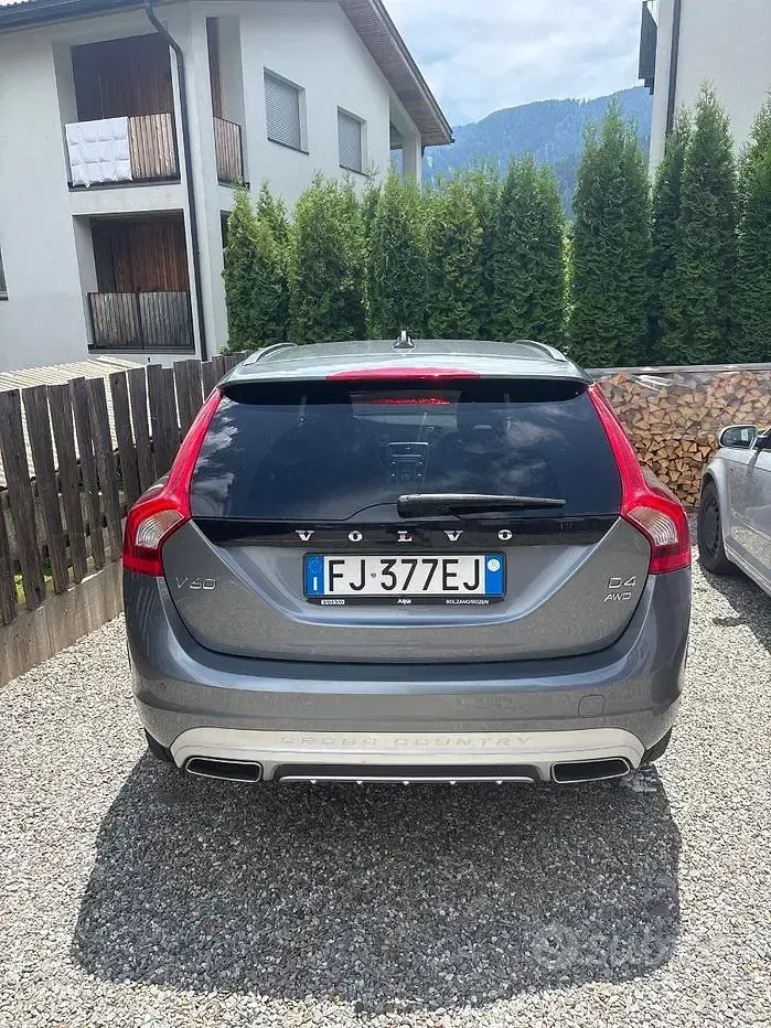 Usata Volvo V60 CC 190 CV (139 kW) 2017 Bluazzurro Station wagon