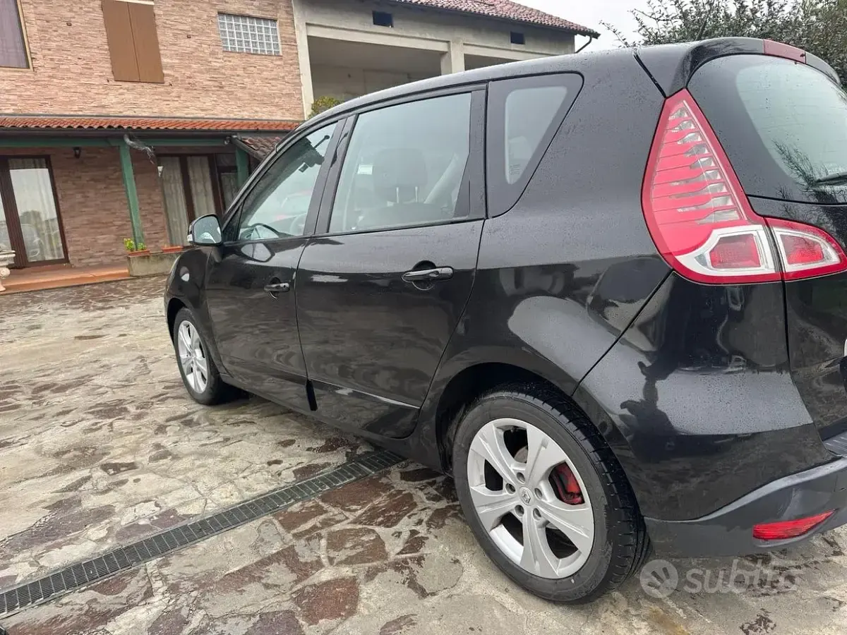 Usata Renault Scenic E-Tech Luxe 110 CV (80 kW) 2010 Nero Monovolume