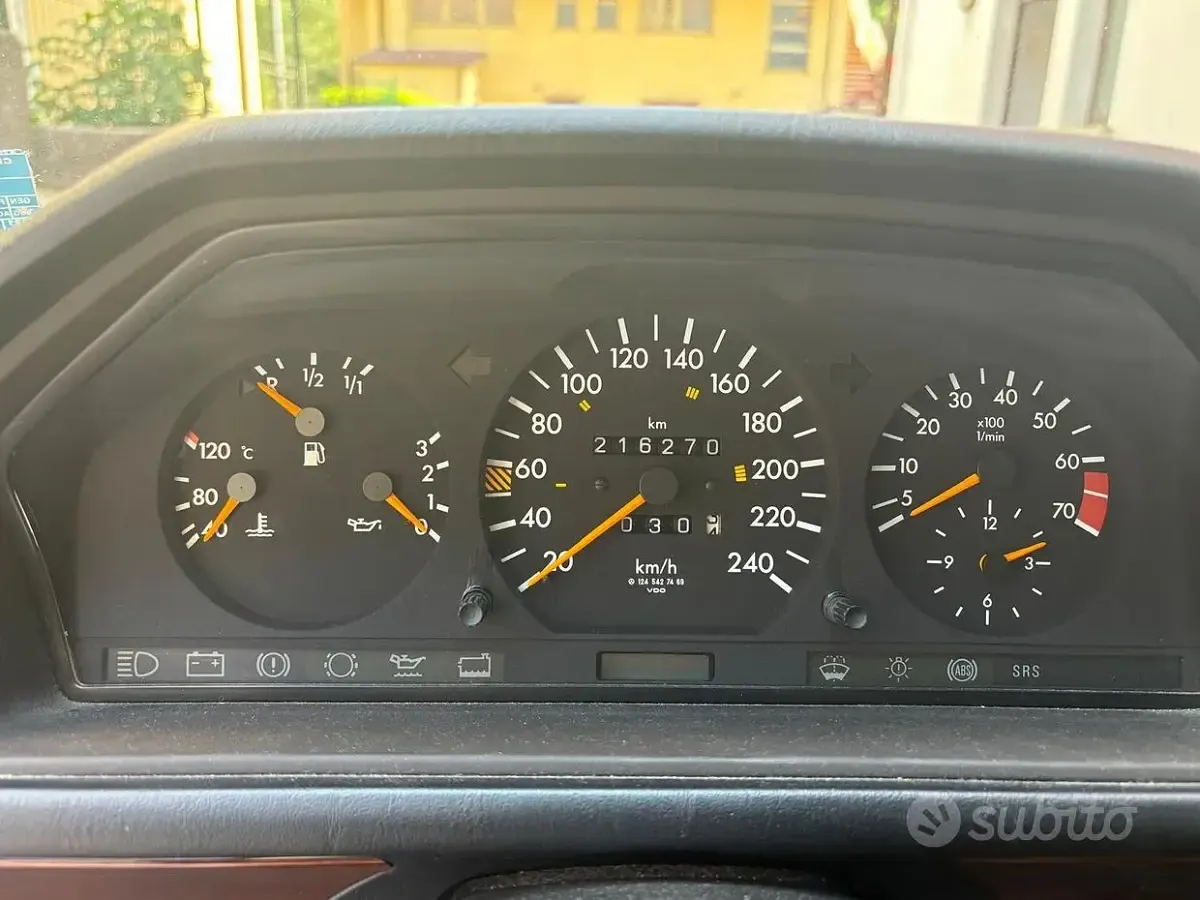 Usata Mercedes E200 109 CV (80 kW) 1994 Bianco Berlina