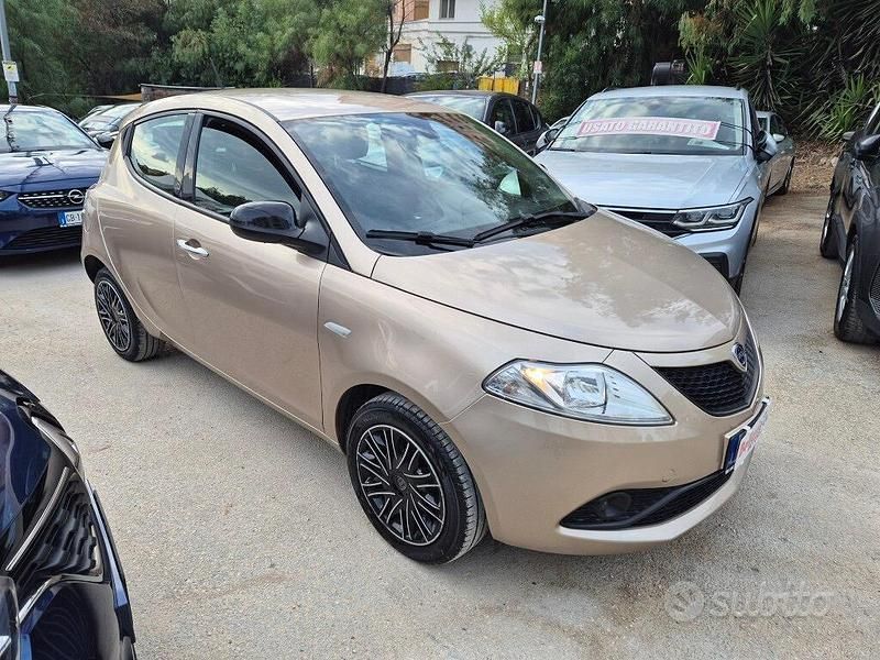 Usata Lancia Ypsilon 70 CV (51 kW) 2020 Oro Utilitaria