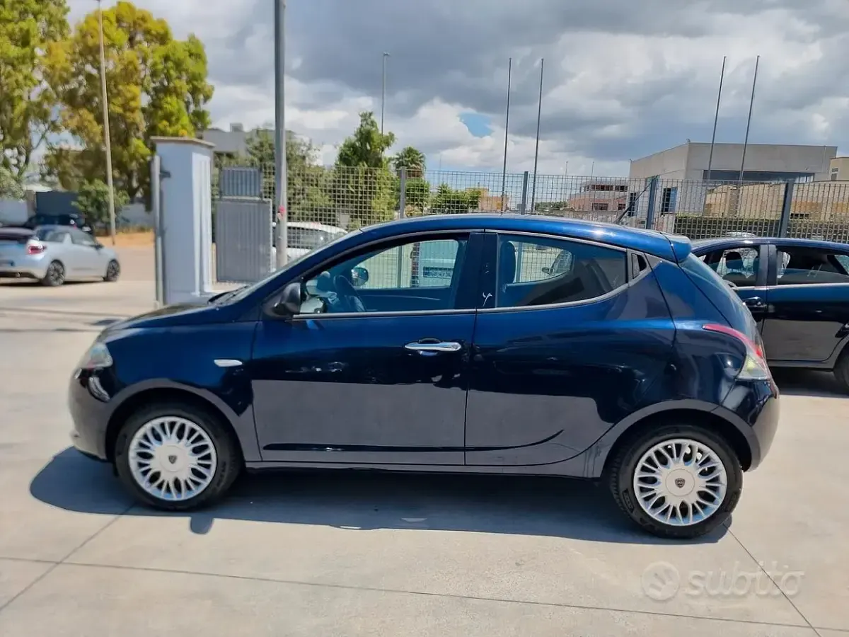 Usata Lancia Ypsilon Gold 69 CV (50 kW) 2016 Bluazzurro Utilitaria