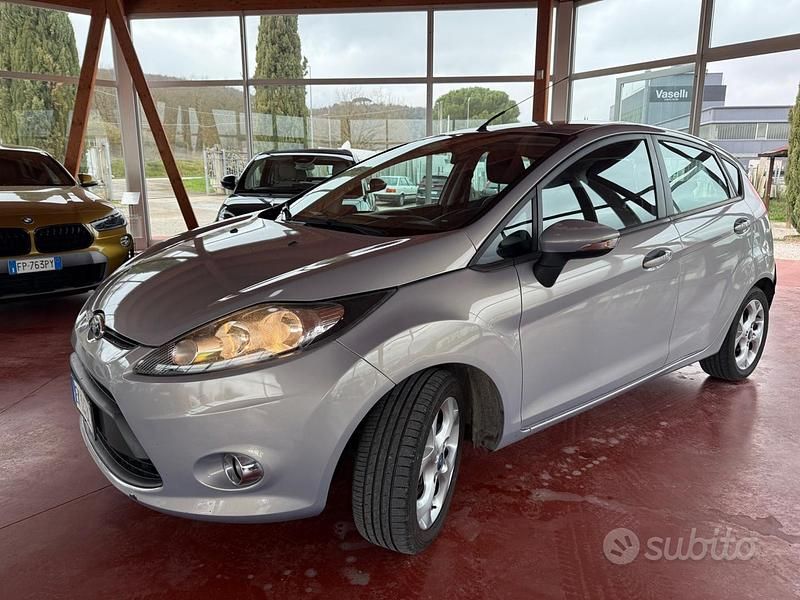 Usata Ford Fiesta 70 CV (51 kW) 2011 Grigio Utilitaria