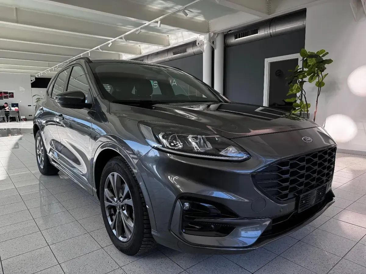 Usata Ford Kuga ST-Line 120 CV (88 kW) 2023 Grigio metallizzato SUV