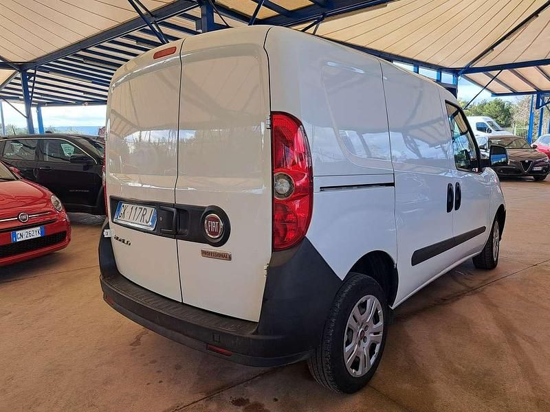 Usata Fiat Doblò Lounge 90 CV (66 kW) 2022 Bianco Monovolume