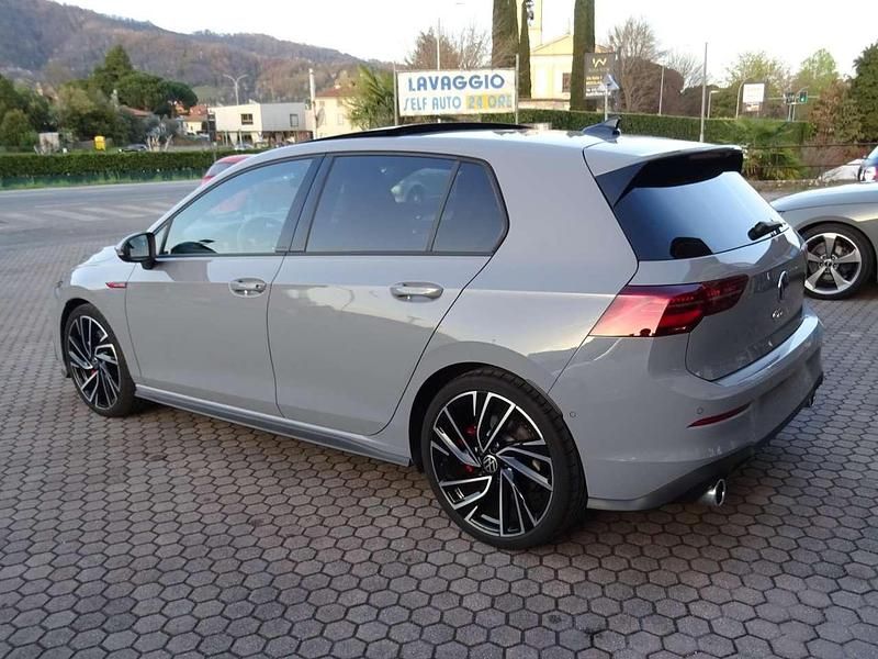Usata VW Golf VIII GTI 245 CV (180 kW) 2024 Mondsteingrau Berlina