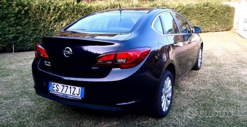 Usata Opel Astra 110 CV (80 kW) 2013 Nero Berlina