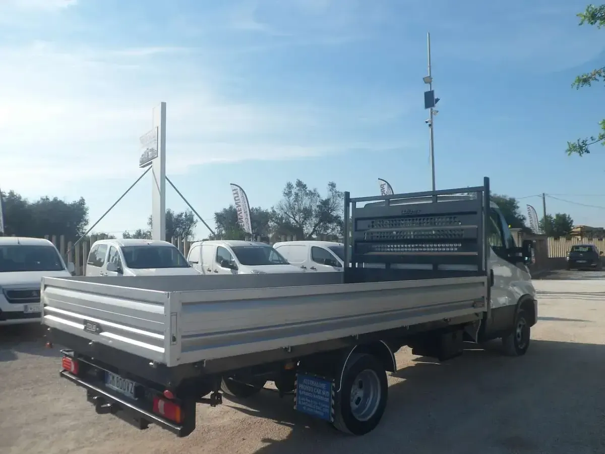 Usata Iveco Daily 140 CV (102 kW) 2024 Bianco Furgone
