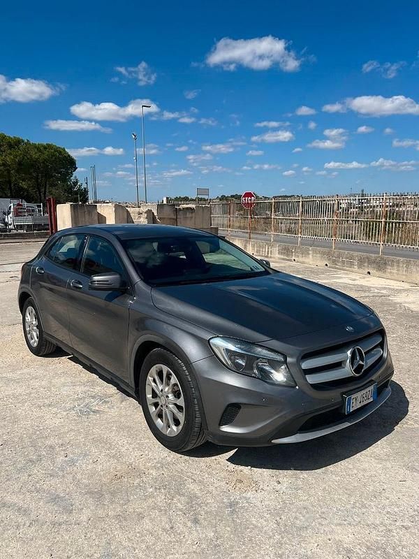 Usata Mercedes GLA180 110 CV (80 kW) 2015 Grigio SUV