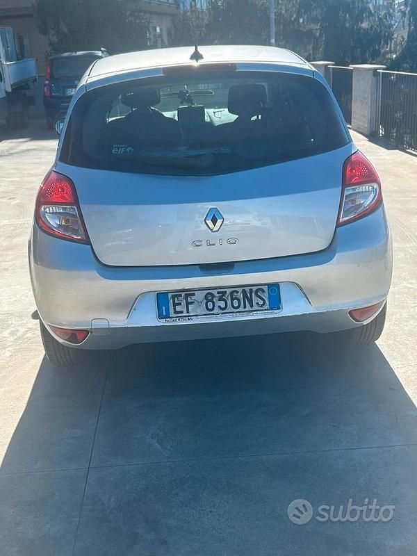 Usata Renault Clio II 65 CV (47 kW) 2010 Grigio Berlina