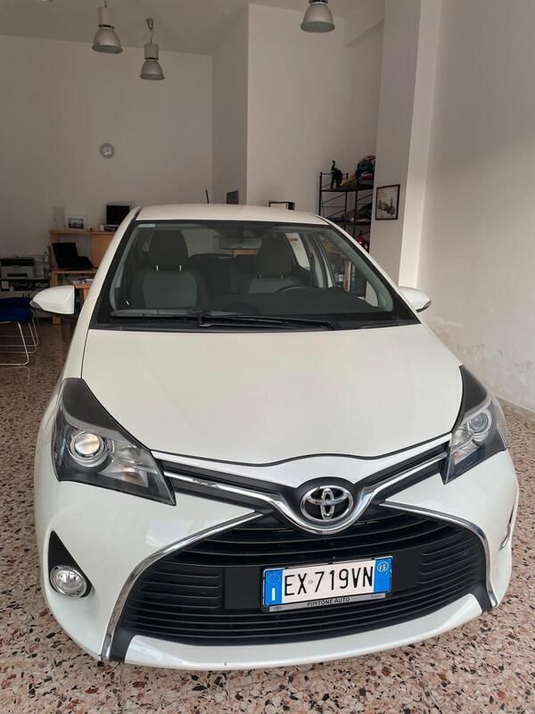 Usata Toyota Yaris Lounge 69 CV (50 kW) 2015 Bianco Berlina
