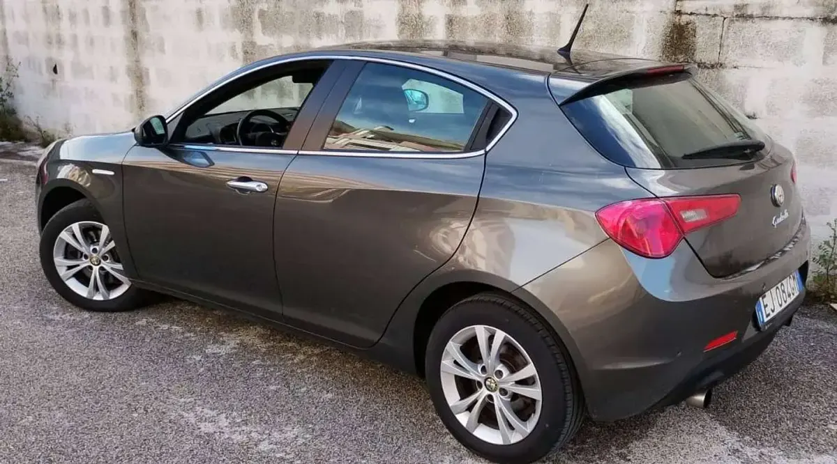 Usata Alfa Romeo Giulietta Distinctive 140 CV (102 kW) 2011 Grigio Utilitaria