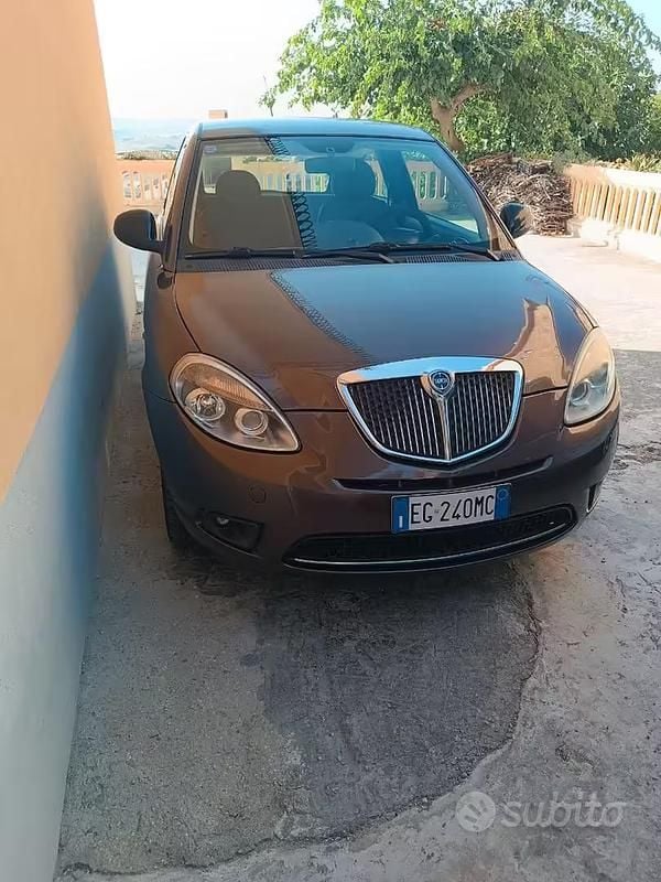 Usata Lancia Ypsilon 75 CV (55 kW) 2012 Marrone Utilitaria