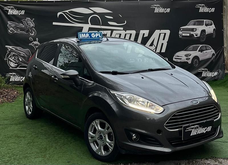 Usata Ford Fiesta 95 CV (69 kW) 2015 Grigio Berlina