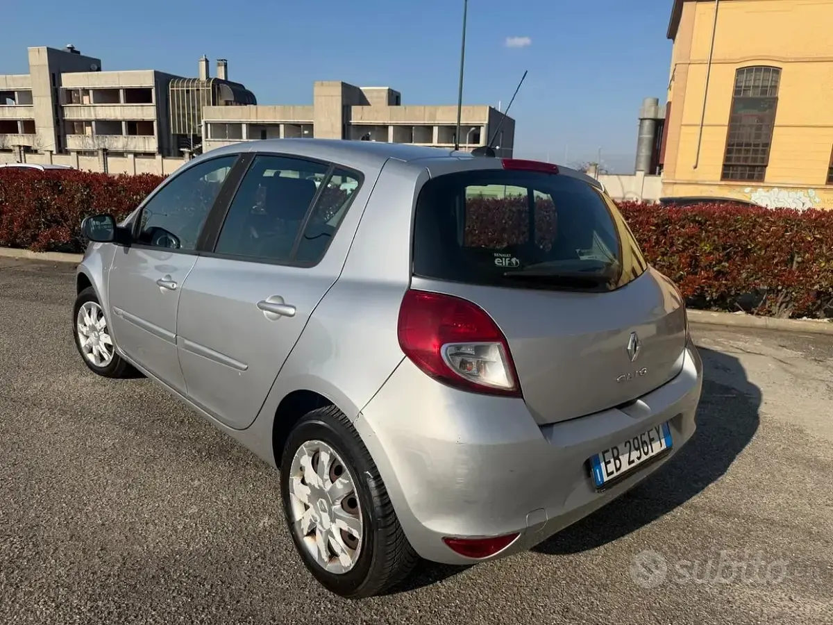 Usata Renault Clio II Dynamique 101 CV (74 kW) 2010 Grigio Berlina