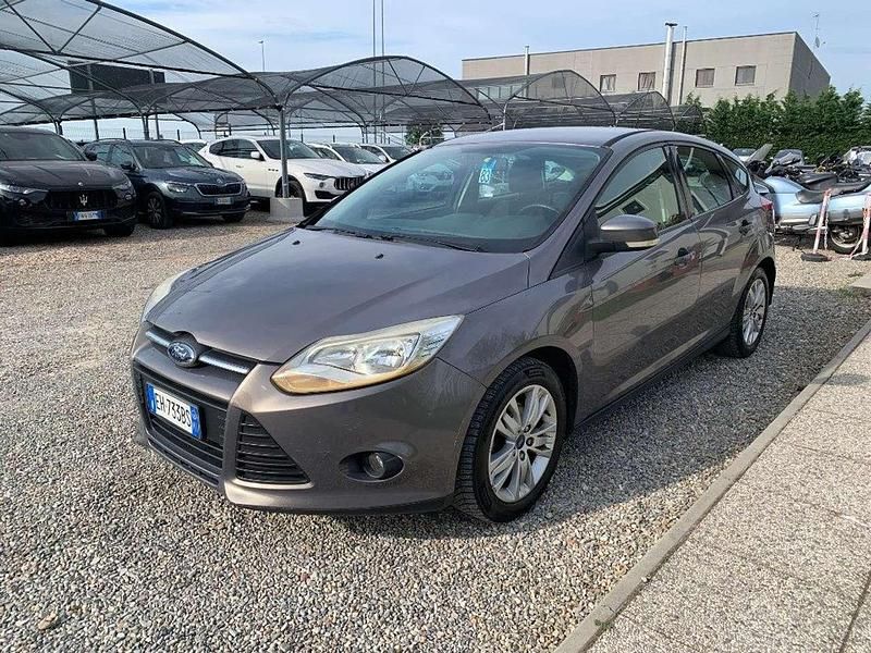 Grigio scuro Usata 2011 Ford Focus Titanium Tre volumi | 5900 € (Buon prezzo) - Immagine 1/4