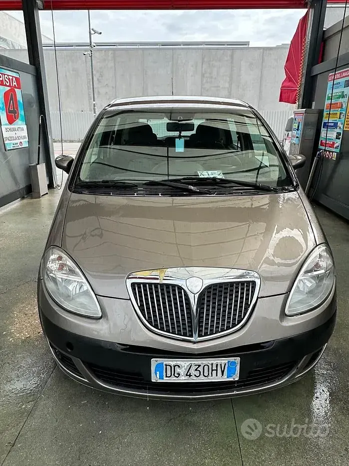 Usata Lancia Musa 90 CV (66 kW) 2007 Giallo Monovolume