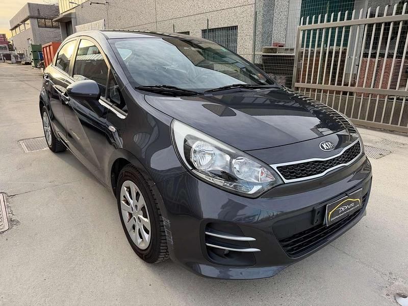 Usata Kia Rio 86 CV (63 kW) 2015 Grigio Berlina