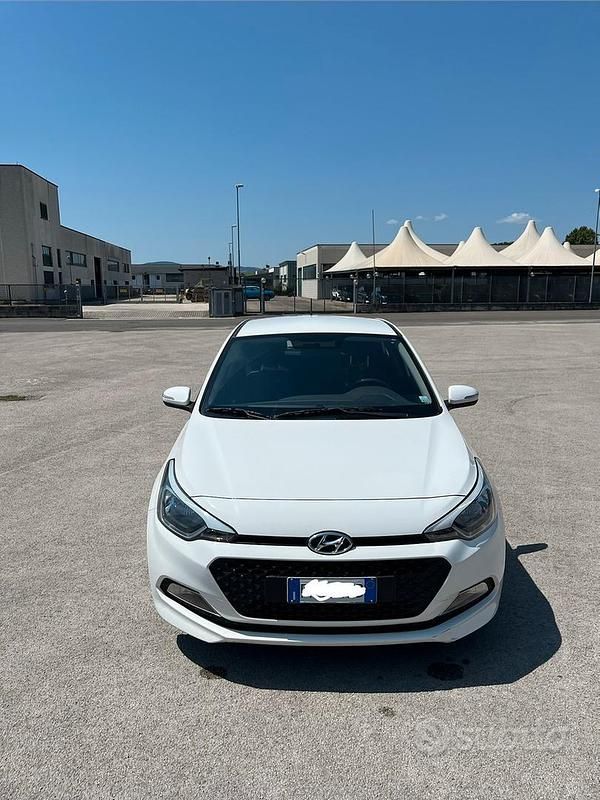 Bianco Usata 2018 Hyundai i20 Classic Tre volumi | 9000 € (Buon prezzo) - Immagine 1/4