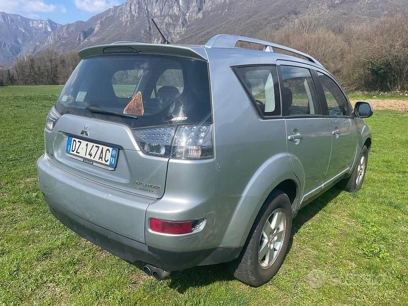 Usata Mitsubishi Outlander Invite 140 CV (102 kW) 2009 Grigio SUV