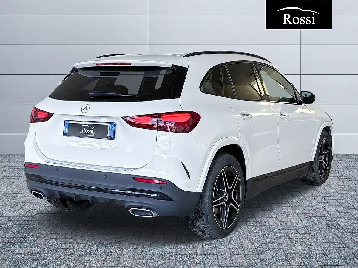 Begagnad Mercedes GLA200 Advanced Plus 150 HK (110 kW) 2024 Svart SUV