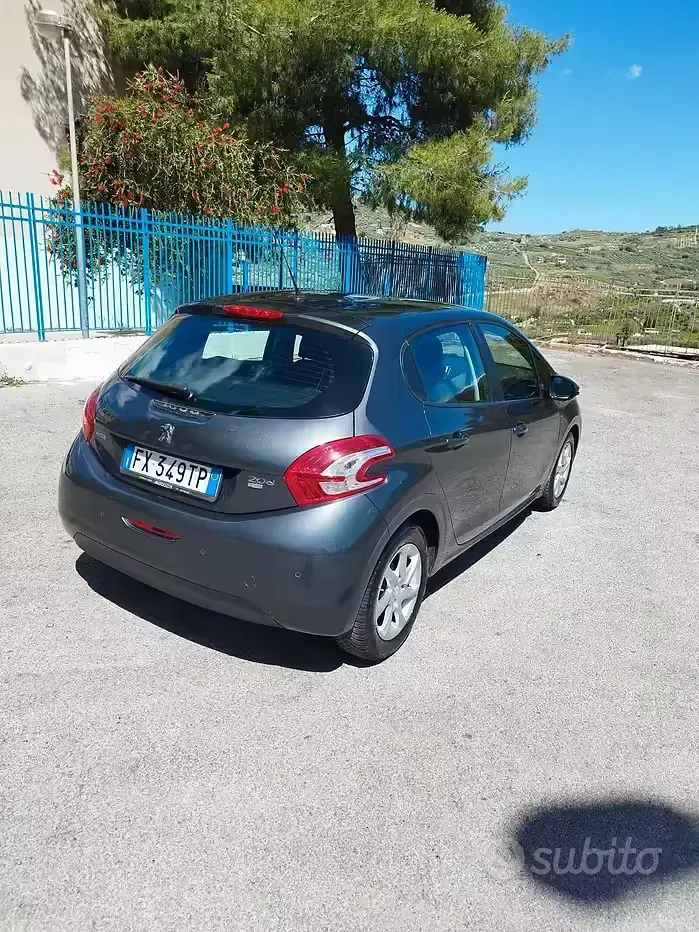 Usata Peugeot 208 92 CV (67 kW) 2014 Giallo Utilitaria
