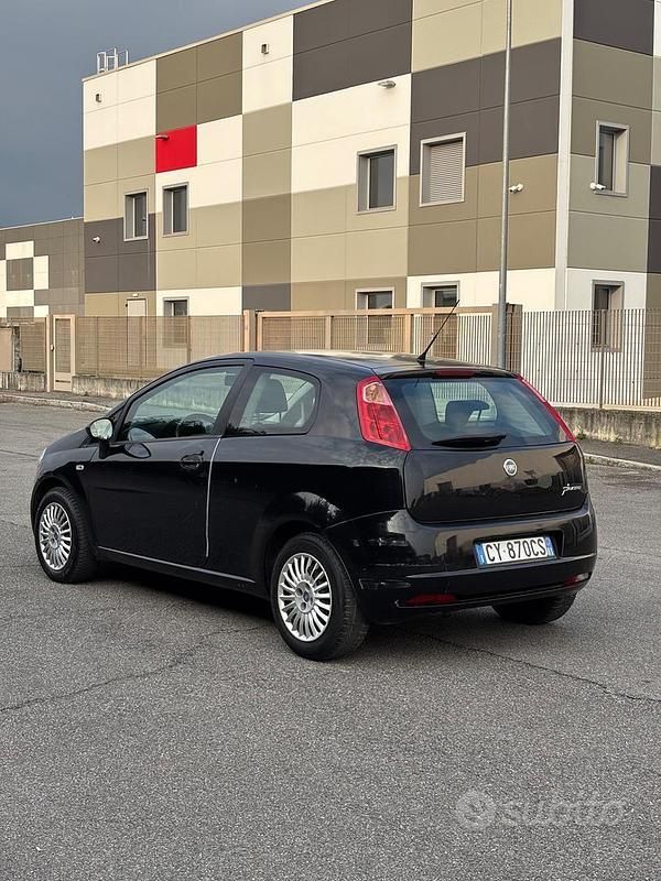 Usata Fiat Grande Punto Dynamic 75 CV (55 kW) 2005 Nero Utilitaria