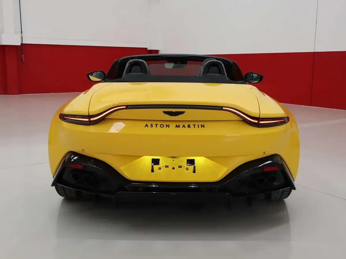 Usata Aston Martin V8 Vantage 510 CV (375 kW) 2023 Giallo Cabrio