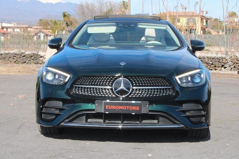 Usata Mercedes E300 265 CV (194 kW) 2021 Verde Coupé