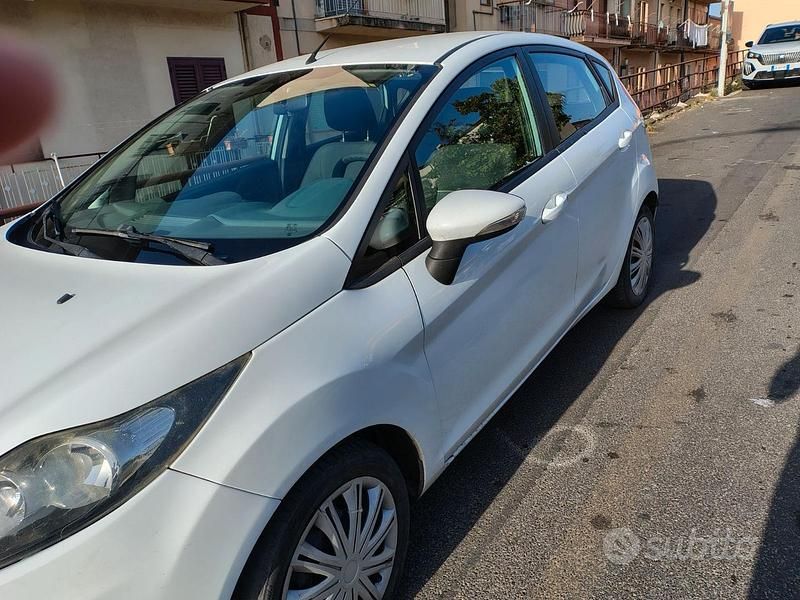 Usata Ford Fiesta 68 CV (50 kW) 2011 Bianco Utilitaria