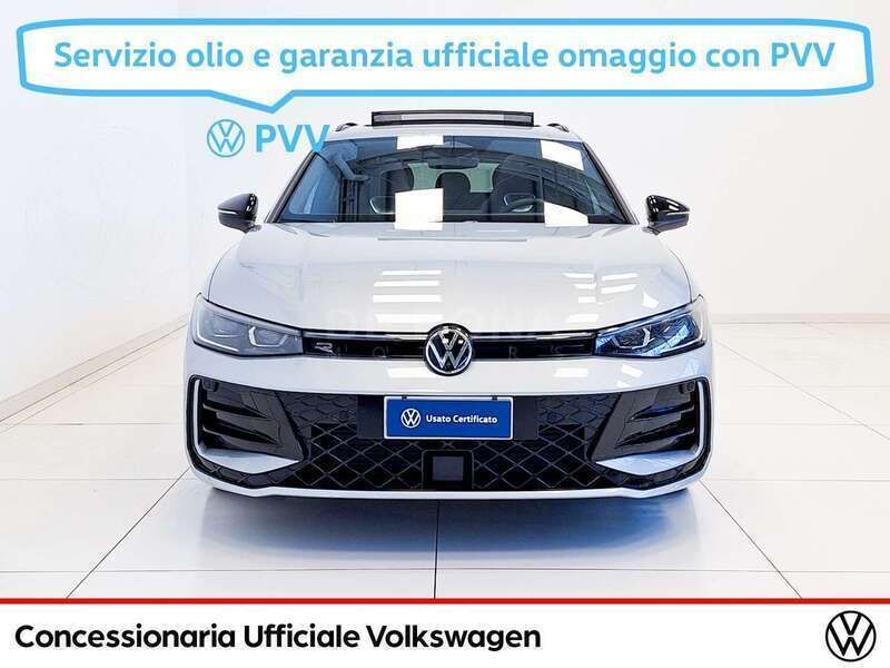 Usata VW Passat R-line 150 CV (110 kW) 2024 Dolomite silver Station wagon