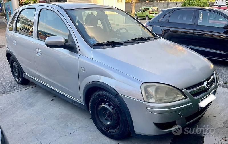 Grigio Usata 2004 Opel Corsa Club Tre volumi | 890 € (Ottimo prezzo) - Immagine 1/4