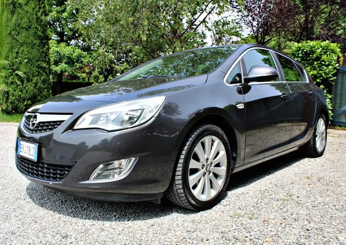 Usata Opel Astra Cosmo 100 CV (73 kW) 2012 Argento Berlina