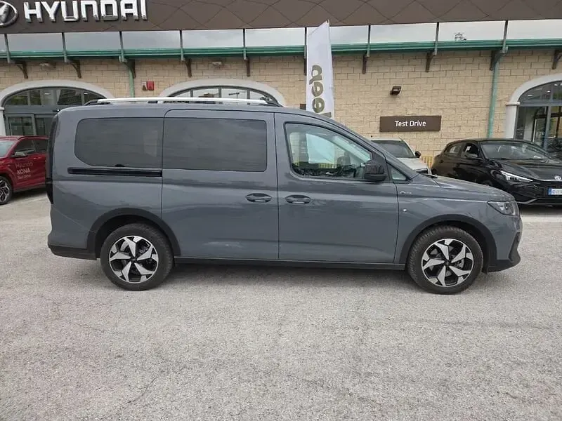 Usata Ford Grand Tourneo Connect Titanium 122 CV (89 kW) 2024 Grigio Monovolume