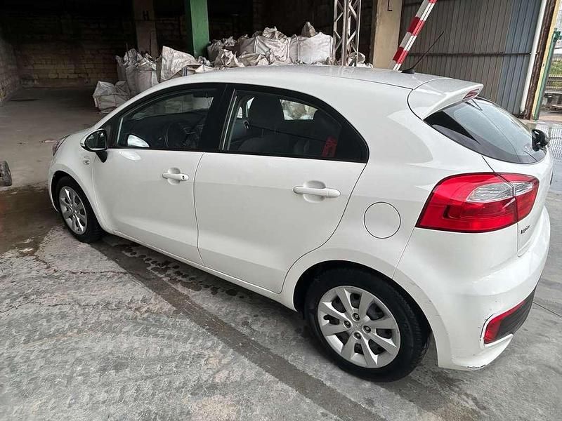 Usata Kia Rio 83 CV (61 kW) 2016 Bianco Utilitaria
