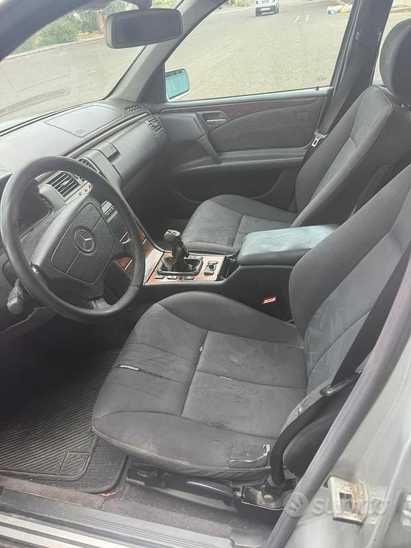 Usata Mercedes E250 136 CV (100 kW) 1999 Grigio Berlina