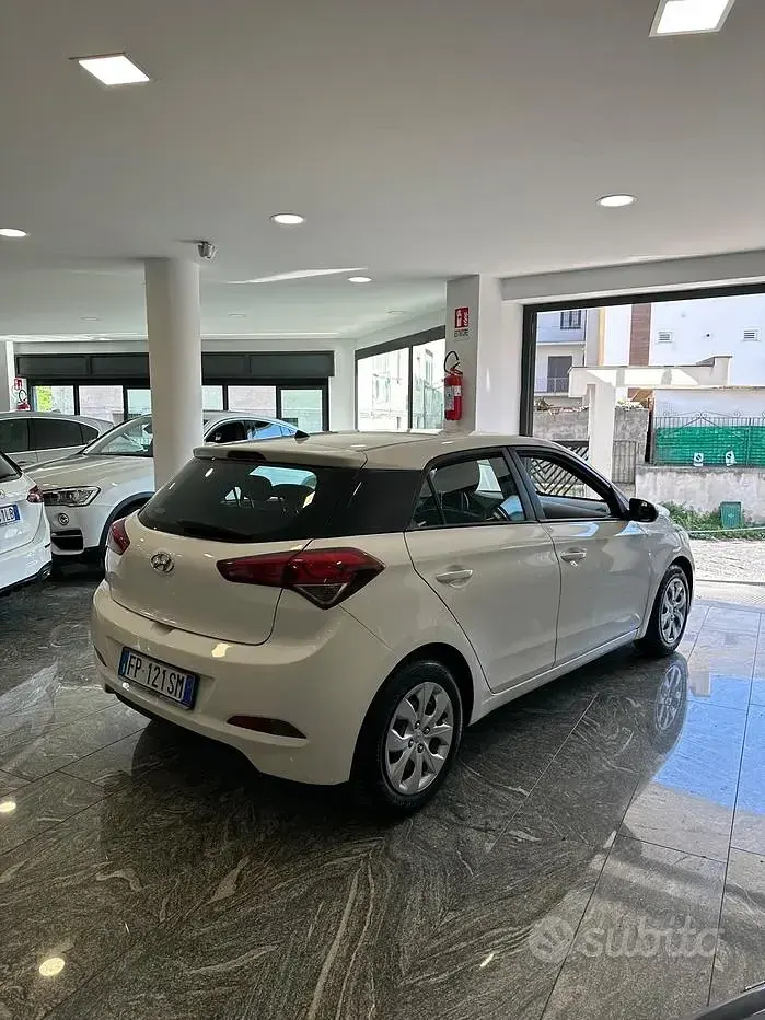 Usata Hyundai i20 Comfort 75 CV (55 kW) 2018 Bianco Berlina