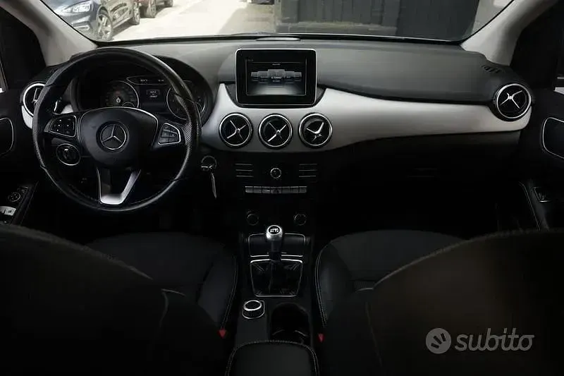 Usata Mercedes B180 109 CV (80 kW) 2016 Grigio scuro Utilitaria