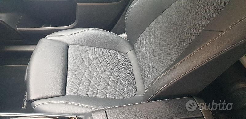 Usata Mercedes GLB200 150 CV (110 kW) 2020 Grigio SUV