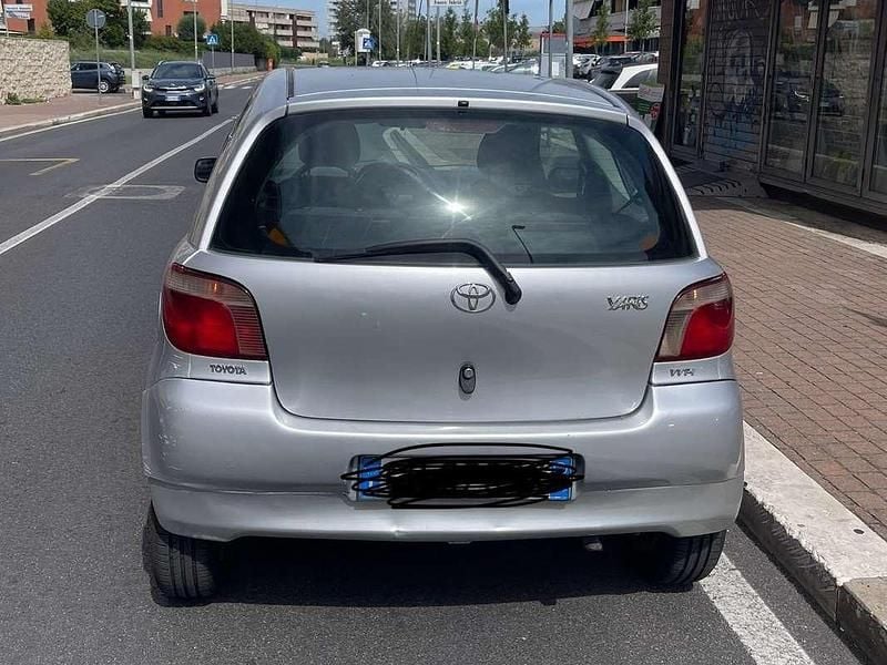 Usata Toyota Yaris Sol 68 CV (50 kW) 2003 Argento Berlina